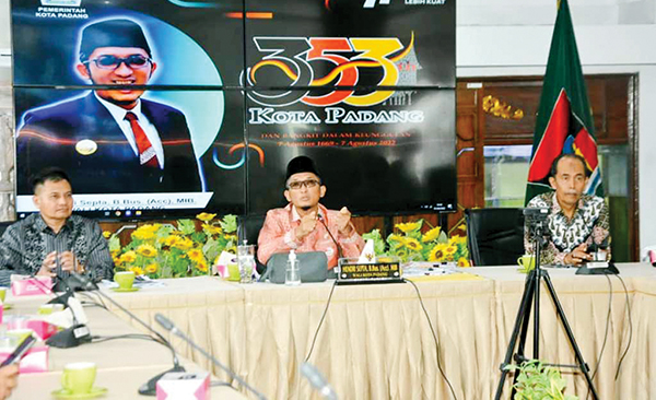 RAPAT BERSAMA TPID— Wako Hendri Septa memimpin rapat koordinasi TPID Kota Padang, di Rumah Dinas Wali Kota Padang, Kamis (1/9). Rapat dihadiri langsung oleh Kepala Perwakilan Bank Indonesia Wilayah Sumbar  Wahyu Purnama, Kepala Dinas Pangan Sumbar  Effendi, Kepala BPS Padang Alfianto.