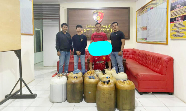 MAFIA BBM— Pelaku EY yang terlibat kasus penimbunan dan penyalahgunaan BBM bersubsidi jenis Solar ditangkap jajaran Polres Limapuluh Kota.