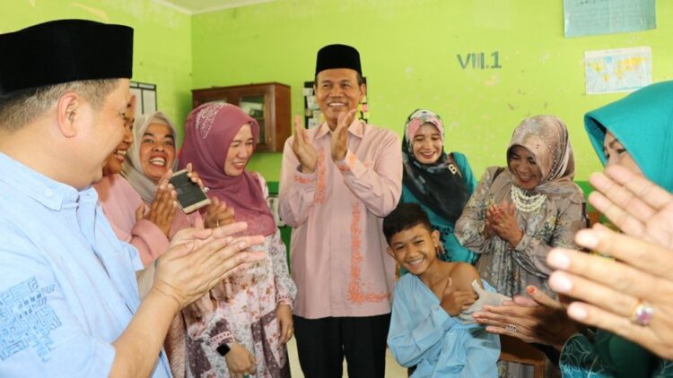 TINJAU—Wali Kota Pariaman H Genius Umar tinjau vaksinasi rubela.