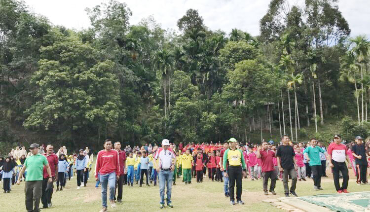 Gebyar Germas di Nagari Durian Gadang, Wabup Sijunjung : Tingkatkan Kesadaran Masyarakat Hidup Sehat 1 SENAM—Terlihat warga dan instansi terjkait menggelar senam bersama.