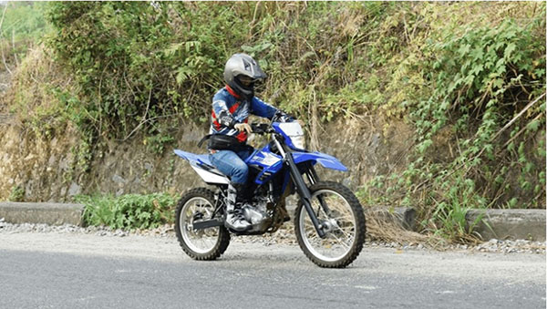 BERKENDARA AMAN-Contoh berkendara jarak jauh yang aman menggunakan sepeda motor Yamaha.