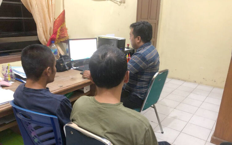 TOGEL— Pelaku NW dan HJ diamankan di Mapolres Limapuluh Kota atas kasus judi togel online.