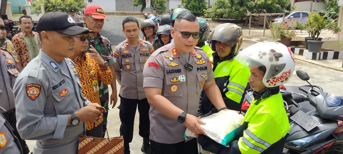 Tukang Ojek Di Tanjung Ampalu Dapat Bantuan Sembako Dari Kapolres Sijunjung