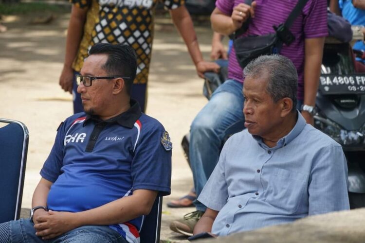 MENYAKSIKAN-Bupati Eka Putra didampingi Kadis PMDPPKB Novendril, menyaksikan pertandingan Turnamen Invitasi Bola Voli di lapangan Dinas PUPR Komplek Kantor Bupati di Pagaruyung, Sabtu (10/9).