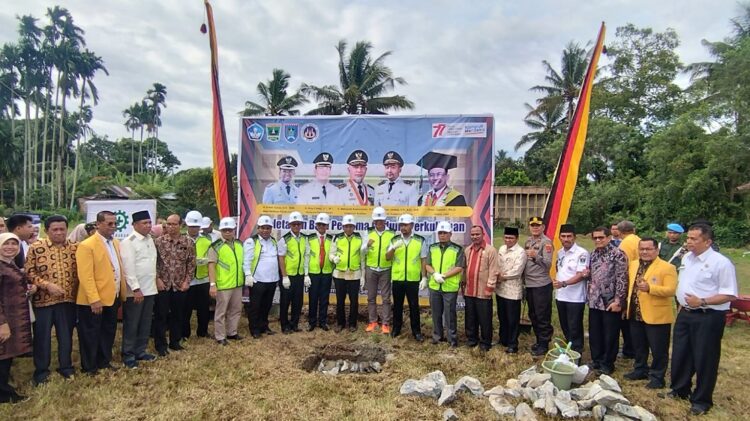 Penandatanganan prasasti dan peletakan batu pertama menandai dimulainya pembangunan gedung perkuliahan Universitas Negeri Padang (UNP) di Kawasan Padang Kaduduak, Kelurahan Tigo Koto Diate, Kecamatan Payakumbuh Utara, Rabu (7/9).