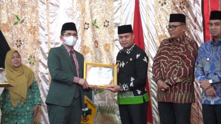 Pemkab Sijunjung dapat Penghargaan dari Hakli, Ubah Kebiasaan Masyarakat BAB Sembarangan 1 TERIMA—Sijunjung Iraddatillah menerima penghargaan dari Hakli atas penerapan program ODF 100 persen di Kabupaten Sijunjung.
