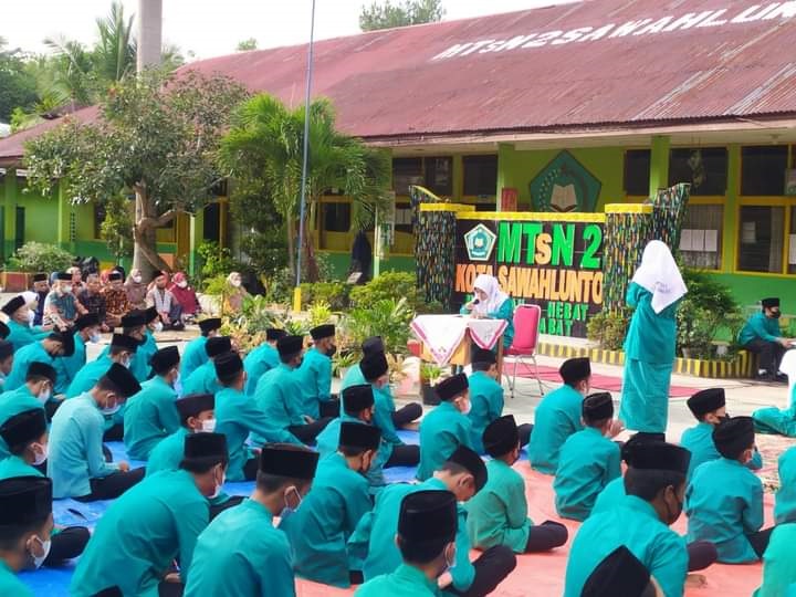 AKTIVITAS—MTsN 2 Lobang Panjang Kecamatan Barangin saat beraktivitas pagi.