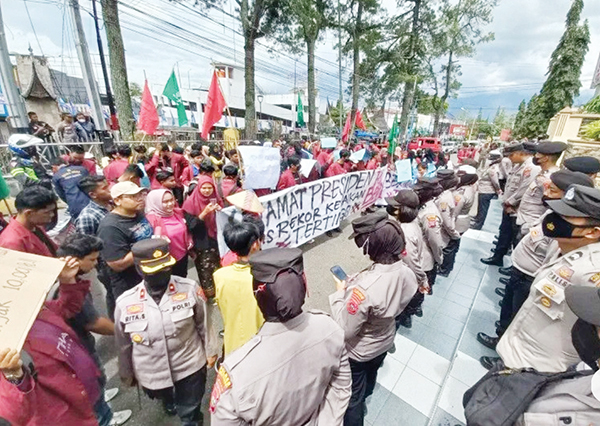 Demo Penolakan Kenaikan Harga BBM di Kota Bukittinggi, Massa Gelar Shalat Jenazah 1 UNJUK RASA— Ratusan mahasiswa di Kota Bukittinggi, menggelar aksi unjuk rasa di depan gedung DPRD yang dikawal oleh personel Kepolisian. Mereka melakukan aksi salat jenazah menggambarkan kekecewaan atas matinya rasa keadilan.