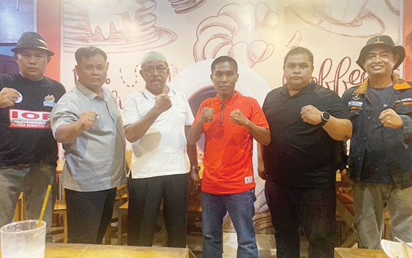DUKUNGAN— Petinju dari sasana tinju Lubuk Kilangan Boxing Champ Padang dilepas oleh tokoh masyarakat Luki dan Pembina Lubuk Kilangan Boxing Camp Verry Mulyadi menuju Kejuaraan HWK Big Fight Boxing Internasional, Selasa (13/9).