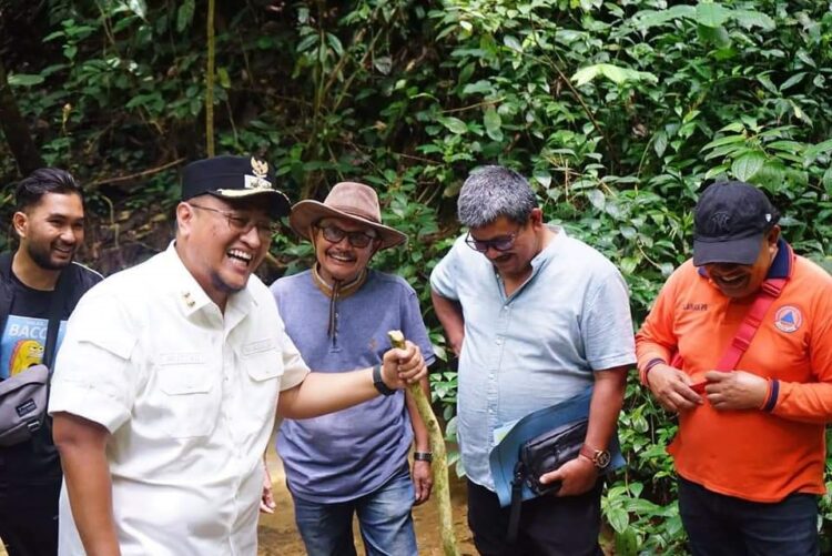 TINJAU—Menempuh perjalanan sejauh 5 KM ,  Wabup Richi tinjau rencana pembangunan embung dan persiapan mata air.