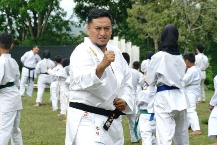 LATIHAN GABUNGAN—Wabup Richi Apriana saat pimpin latihan gabungan karate yang diadakan oleh FORKI Tanah Datar di halaman depan Kantor Bupati Tanah Datar, di Pagaruyung, Minggu (25/9).