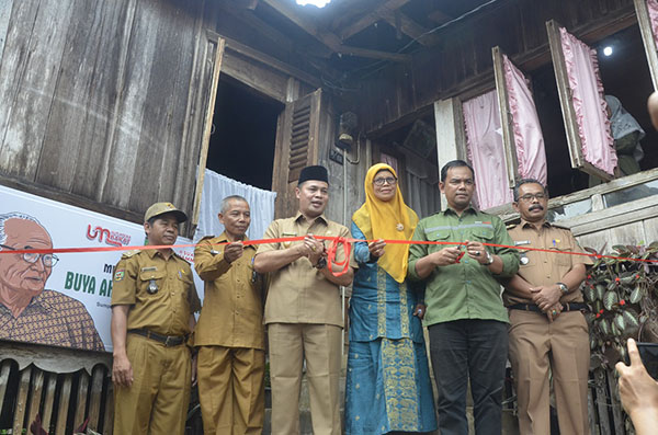 PERESEMIAN MUSEUM— Wabup Sijunjung Iraddatillah bersama Rektor UM Sumbar, Dr.Riki Saputra menggunting pita tandar peresmian museum rumah kecil Buya Ahmad Syafii Maarif di Sumpur Kudus, Sijunjung.