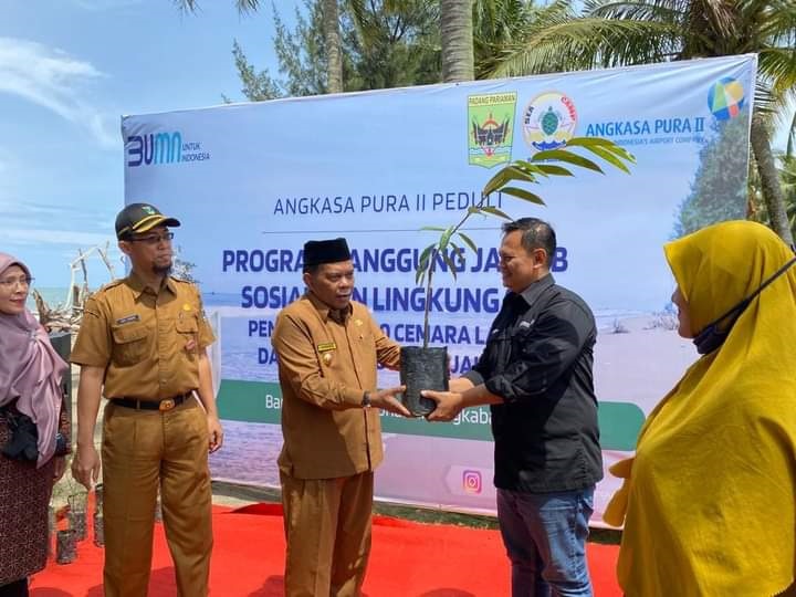 Wabup Terima Bibit Buah dari PT Angkasa Pura II 1 BIBIT BUAHAN— Wakil Bupati Padangpariaman Rahmang, terima bantuan 200 bibit buah-buahan dari PT Angkasa II.