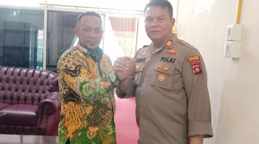 SAMBUT—Wakil ketua DPRD Aprinaldi salam komando dengan Kapolsek Kota AKP Edi Karan.