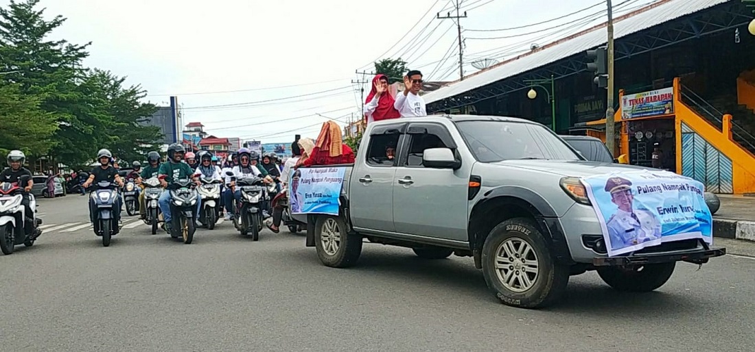 Wakil Walikota Payakumbuh Erwin Yunaz bersama istri saat diarak dari Balai Kota menuju Rumah dinas