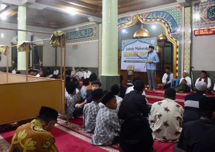 Subuh Mubarakah di Masjid Taqwa Ngalau, Wako Fadly Amran Serap Aspirasi Jamaah 1 TAMPUNG ASPIRASI— Wali Kota H. Fadly Amran, BBA Datuak Paduko Malano saat menampung aspirasi para jamaah Masjid Taqwa, Kelurahan Ngalau, Kecamatan Padang Panjang Timur (PPT), Minggu (25/9).