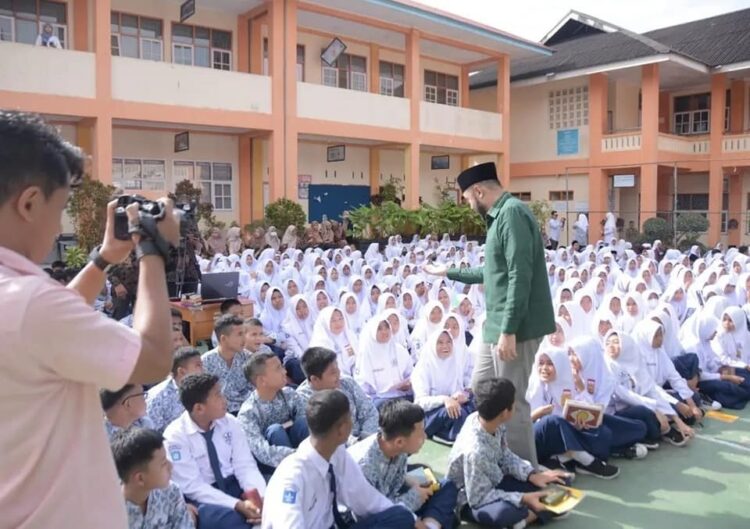 CERDAS CERMAT—Wako Padang Padanjang Fadly Amran saat berikan arahan ke para siswa siswi saat kegiatan cerdas cermat.