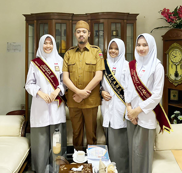 PELAJAR PELOPOR—Wako Bukittinggi Erman Safar bersama bersama 3 pelajar asal Bukittinggi yang unjuk kebolehan di tingkat Provinsi sebagai pelajar pelopor keselamatan Lalin. Satu diantaranya bahkan berhasil menuju penilaian tingkat Nasional.