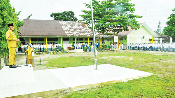PEMBINA UPACARA— Wako Hendri Septa saat menjadi pembina upacara di SMAN 7 Padang, Senin (5/9).