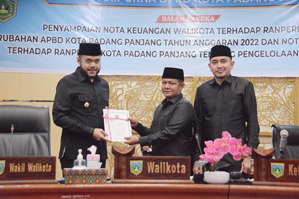 Wali Kota Padang Panjang Fadly Amran menyerahkan nota keuangan perubahan APBD 2022 kepada Wakil Ketua DPRD Yulius Kaisar.