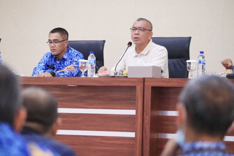 Payakumbuh menjadi Daerah dengan Angka Stunting Rendah 1 RAPAT—Wali Kota Payakumbuh Riza Falepi dan Sekdako Rida Ananda melakukan rapat terkait pencegahan stunting.