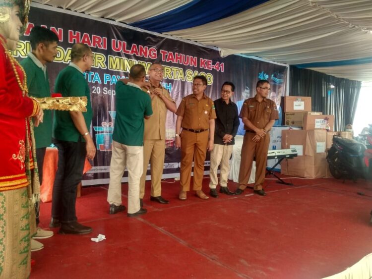 SEMATKAN PIN EMAS— Wali Kota Payakumbuh disematkan pin emas oleh Direktur Utama PAM Tigo.