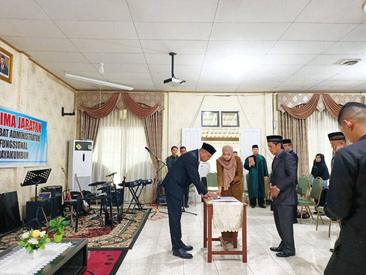 LANTIK—Wali Kota Riza Fapeli saat melantik tiga orang pejabat di lingkungan Pemko Payakumbuh.