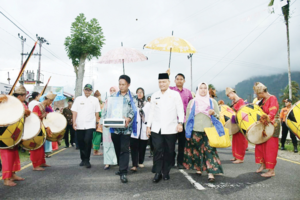 PRESTASI —Kedatangan Wali Nagari Bayur, Kecamatan Tanjung Raya, Kabupaten Agam, Hadi Fajrin disambut khusus di nagari itu setelah meraih prestasi membanggakan di tingkat nasional.