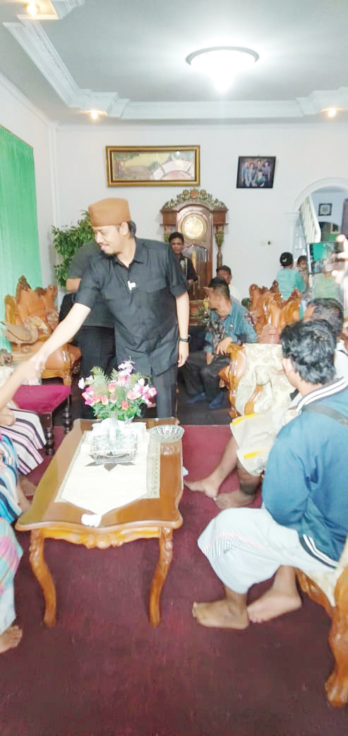 KUNJUNGI KORBAN— Wali Kota Bukittinggi Erman Safar menyambangi korban dan tinjau lokasi kebakaran yang terjadi di belakang Pasar Aur Kuning, Jumat (16/9).