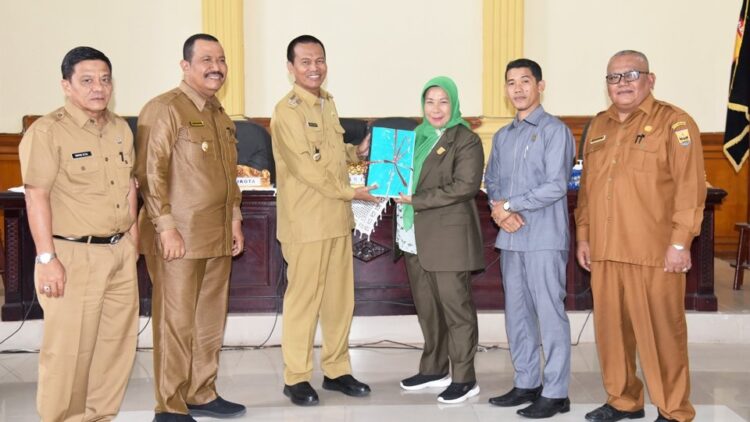 SERAHKAN—Wali Kota Pariaman Geneius Umar serahkan nota keuangan RAPBD Perumbahan kepada Ketua DPRD Pariaman Fitri Nora SE.