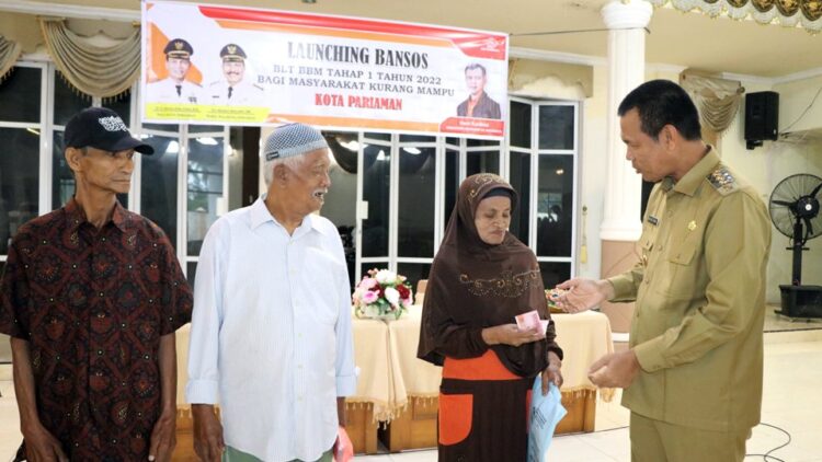 SERAHKAN BLT— Wali Kota pariaman H Genius Umar membagikan BLT kepada perwakilan warga.