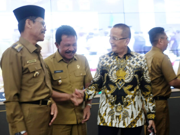 Wakil Wali Kota, Drs. Asrul menghadiri kegiatan kunjungan kerja Menteri Pendayagunaan Aparatur Negara dan Reformasi Birokrasi (Menpan RB), Abdullah Azwar Anas, S.Pd, S.S, M.Si pada kunjungan kerjanya ke Provinsi Sumatera Barat, bertempat di Auditorium Gubernur Sumatera Barat, Kota Padang, Senin (27/9).
