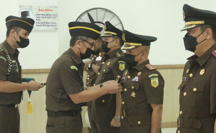 PELANTIKAN KAJARI— Kajati Sumbar Yusron, SH MH, melantik Kajari Padang M.Fatria dan empat Kajari lainnya di Kantor Kejaksaan Tinggi Sumbar, Rabu (7/9).