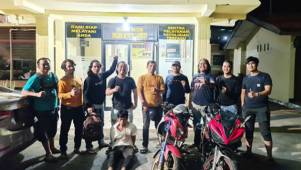 SPESIALIS PENCURI— Dua pelaku spesialis pencuri yang sudah melancarkan aksinya di banyak TKP di Kabupaten Padangpariaman ditangkap. 52 barang bukti disita, berupa 21 unit Handphone, 2 buah powerbank, 6 Unit Jam Tangan, 3 sepeda motor, 1 senapan angin, 3 buah helm. Selanjutnya, 3 unit speaker & radio, 2 buah koper, 4 buah tas, 2 unit cas lampu surya jalan, 2 buah dompet, 2 buah kain Sprai baru, dan 1 buah palu, tang, pisau, lading, obeng dan besi.
