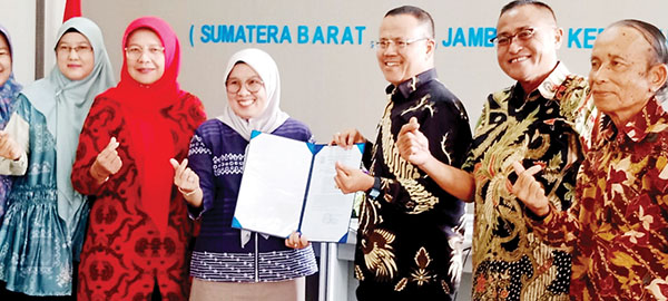 Ketua STMIK Padang Masyhuri Hamidi menerima SK Univeristas Metadmedia dri Kepala LLDIKTI Wilayah X  Affdalisma