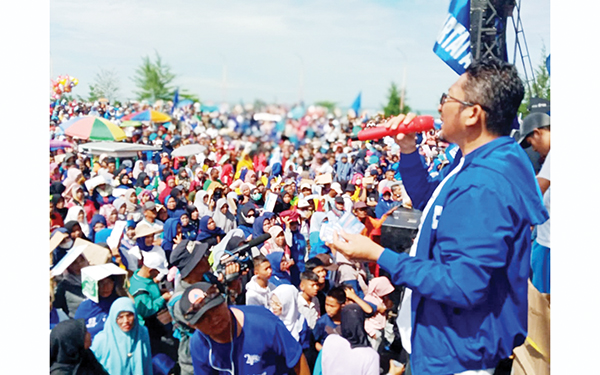 SAMBUTAN— Ketua DPD PAN Padang, Hendri Septa memberikan sambutan dan orasi di hadapan puluhan ribu warga Kota Padang saat peringatan HUT ke-24 PAN, Minggu (25/9) di Danau Cimpago, Pantai Padang.