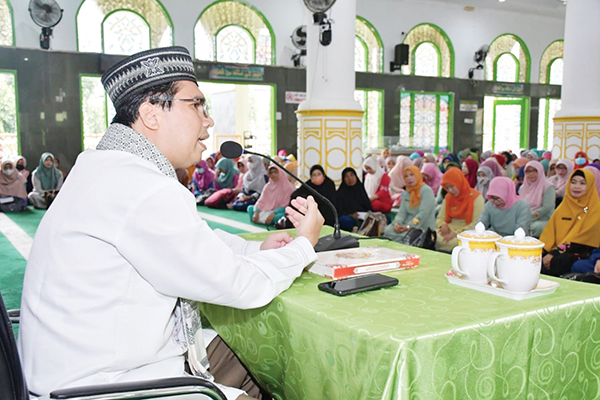 WIRID MINGGUAN— Pemerintah Agam kembali gelar wirid mingguan KORPRI yang sempat terhenti dampak pandemi Covid-19, di Masjid Agung Nurul Falah Lubuk Basung.
