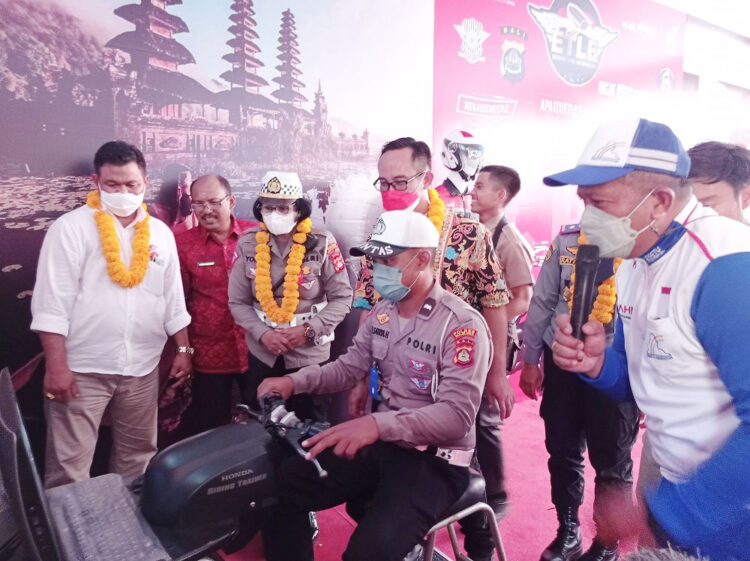 Yayasan AHM Hadirkan Wisata Safety Riding 1 SIMULASI— Ketua Yayasan AHM Ahmad Muhibbuddin mendampingi Polisi Buleleng saat menggunakan Honda Rading Trainer (HRT) pada zona simulasi berkendara di Safety Riding Lab.