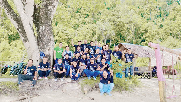 TOURING— Puluhan pecinta motor Yamaha King asal Lubuk Basung yang tergabung dalam YKLC lakukan touring menjelajahi jalur wisata di Kabupaten Pesisir selatan, Minggu (11/9).