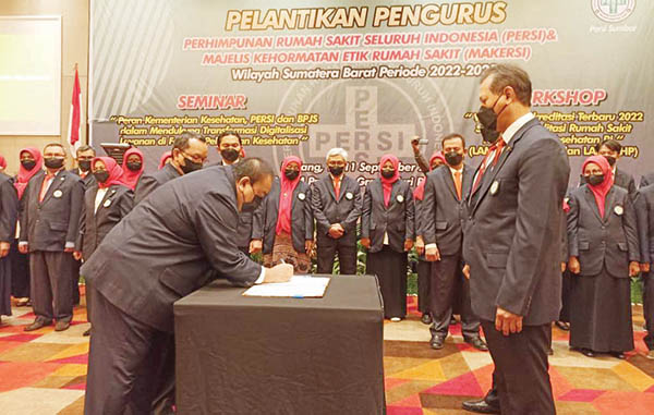 PIMPIN PERSI SUMBAR— Dirut RSUP M Djamil Padang Yusirwan Yusuf, menandatangani susunan pengurus PERSI Sumbar periode 2022-2025 disaksikan oleh Ketua Persi Pusat Bambang Wibowo, Sabtu (10/9).