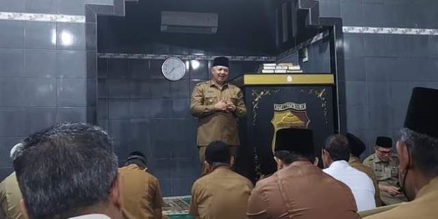 Masih Tahap Kajian Naskah Akademi, Pemko Solok Godok Ranperda Pendirian Perumda 1 ARAHAN—Wali Kota Solok Zul Elfian saat kegiatan rutin yang dihadiri oleh sejumlah Aparatur Sipil Negara (ASN) Pemko.