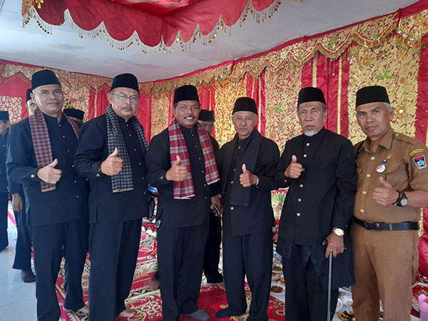 FOTO BERSAMA—Zulkifli Rajo Tuo Foto bersama dengan Sekcam Nanggalo Ishak, Darmadi,Tamu Undang Nasrul Alex dan undang lainnya.