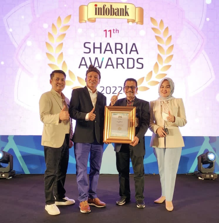 PRESTASI— Foto bersama Dirut Bank Nagari Muhamad Irsyad (dua dari kanan), Chairman Infobank Eko B Supriyanto, Pincab Bank Nagari Syariah Padang Heri Fitrianto (Paling kiri), dan Kabag Humas Bank Nagari Intan Evannita Evandry.