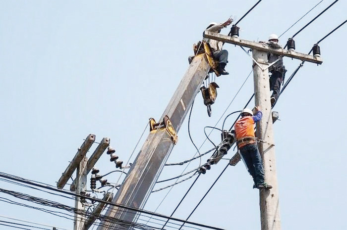 PERBAIKAN—Terlihat petugas PLN sedang memperbaiki jaringan yang rusak.