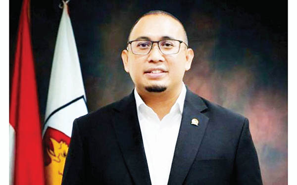Pascakenaikan Harga, Andre Rosiade Minta Pemerintah Awasi Distribusi-Penggunaan BBM Subsidi 1 Andre Rosiade
Anggota Komisi VI DPR
