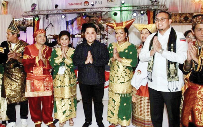 PENGUKUHAN PENGURUS IKM BELANDA— Anggota Komisi VI DPR RI Andre Rosiade menghadiri Festival Minang Maimbau di Rijswijk, Den Haag, Belanda bersama Menteri BUMN Erick Thohir. Dalam acara ini, Andre turut mengukuhkan Keluarga Besar Minang Sakato Belanda.