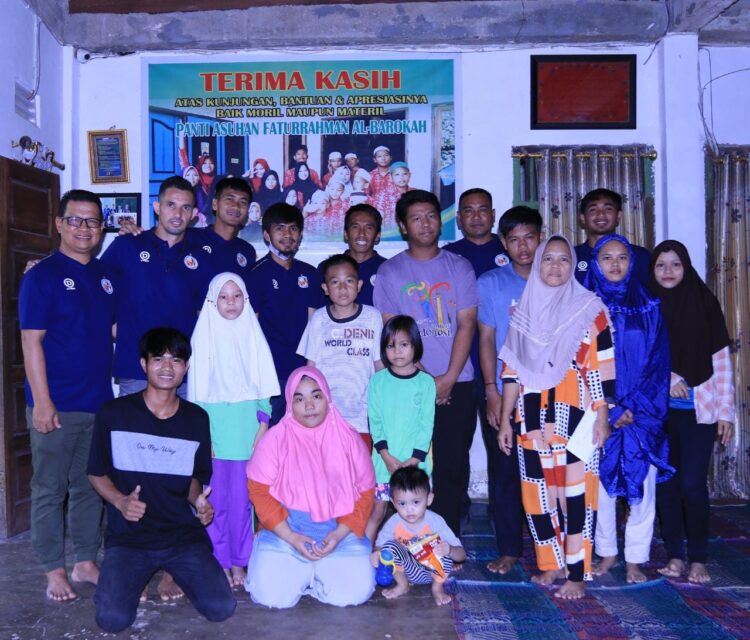 TALI ASIH—Coach Delfiadri bersama sejumlah punggawa tim Semen Padang FC berbagi tali asih dengan anak-anak panti asuhan Fathurrahman Al-Barokah, Palembang, Sabtu (3/9) sebelum mereka akan melawan Sriwijaya FC, Senin (5/9).