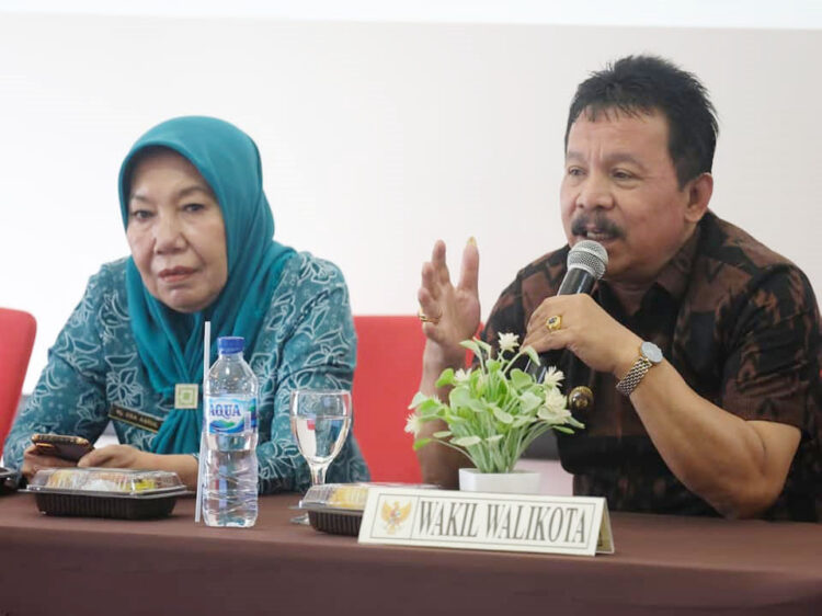 ARAHAN—Wawako Padang Panjang Asrul berikan arahan.