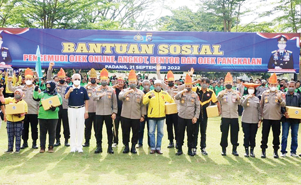 BAGIKAN BANSOS— Kapolda Sumbar Irjen Pol Teddy Minahasa bersama para Pejabat Utama dan Ketua Yayasan Buddha Tzu Chi Padang membagikan paket bansos kepada masyarakat, Rabu (21/9).