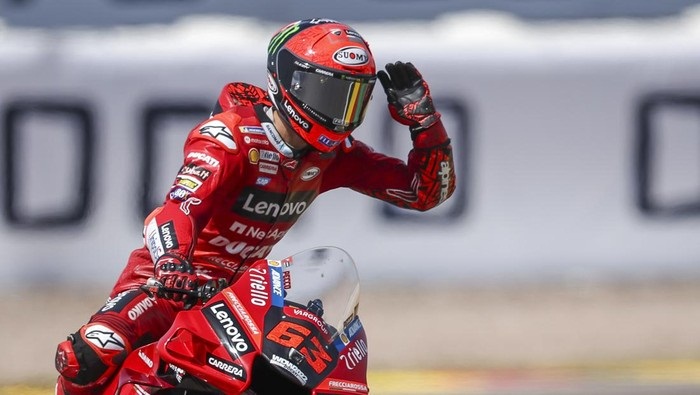 Juarai GP Misano, Peco Tempel Ketat Quartararo di Tabel Klasemen 1 GP SAN MARINO-Francesco Bagnaia berhasil menjuarai GP San Marino, Minggu (4/9) malam. Kemenangan keempat secara beruntun di Moto GP 2022 ini membuatnya menempel ketat Fabio Quartararo di tabel klasemen dengan selisih 30 poin.